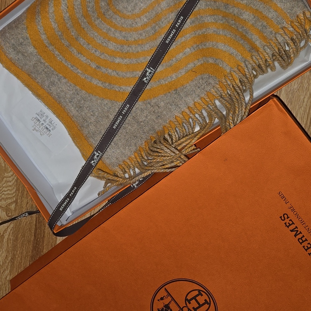 *BRAND New In Box * Hermés La Maison Cashmere Kazak Vagh Gold & Tan Wave Scarf - Picture 7 of 7